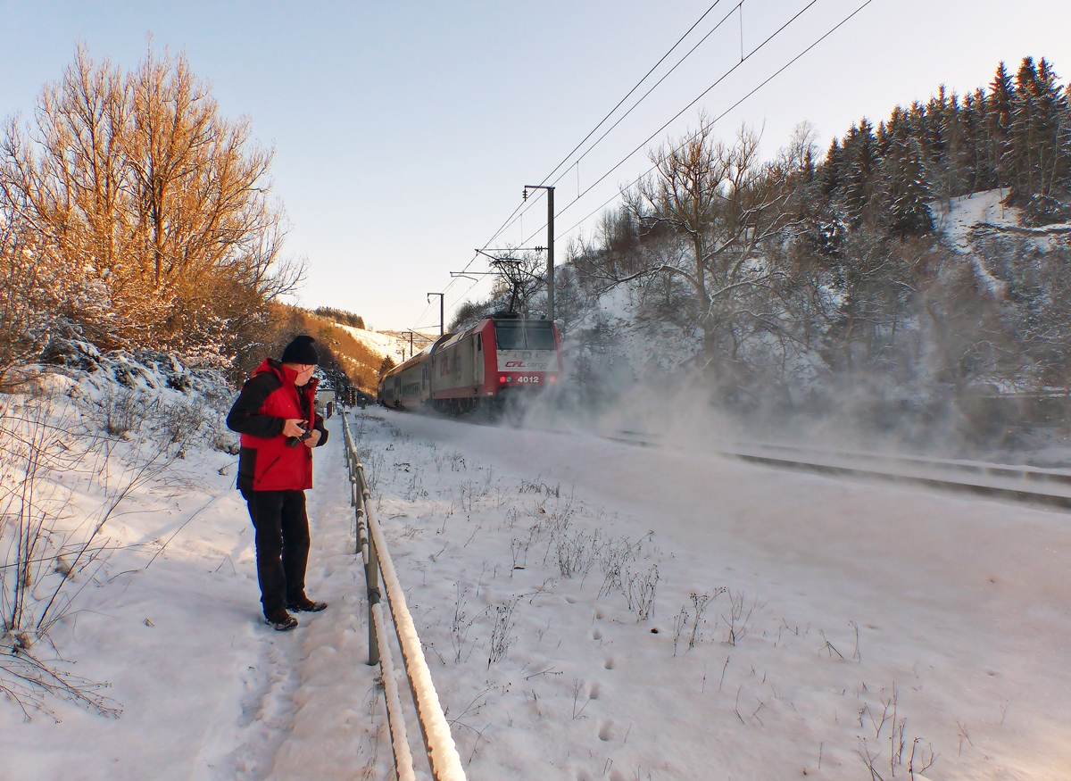 . Der Nachschuss auf den RE 3787 Troisvierges - Luxembourg zwischen Troisvierges und Maulusmhle ist nicht nur wegen dem aufgewirbelten Schnee interessant, wie man sieht haben auch die Zwerge wieder Hochsaison. ;-) 28.12.2014 (Jeanny)