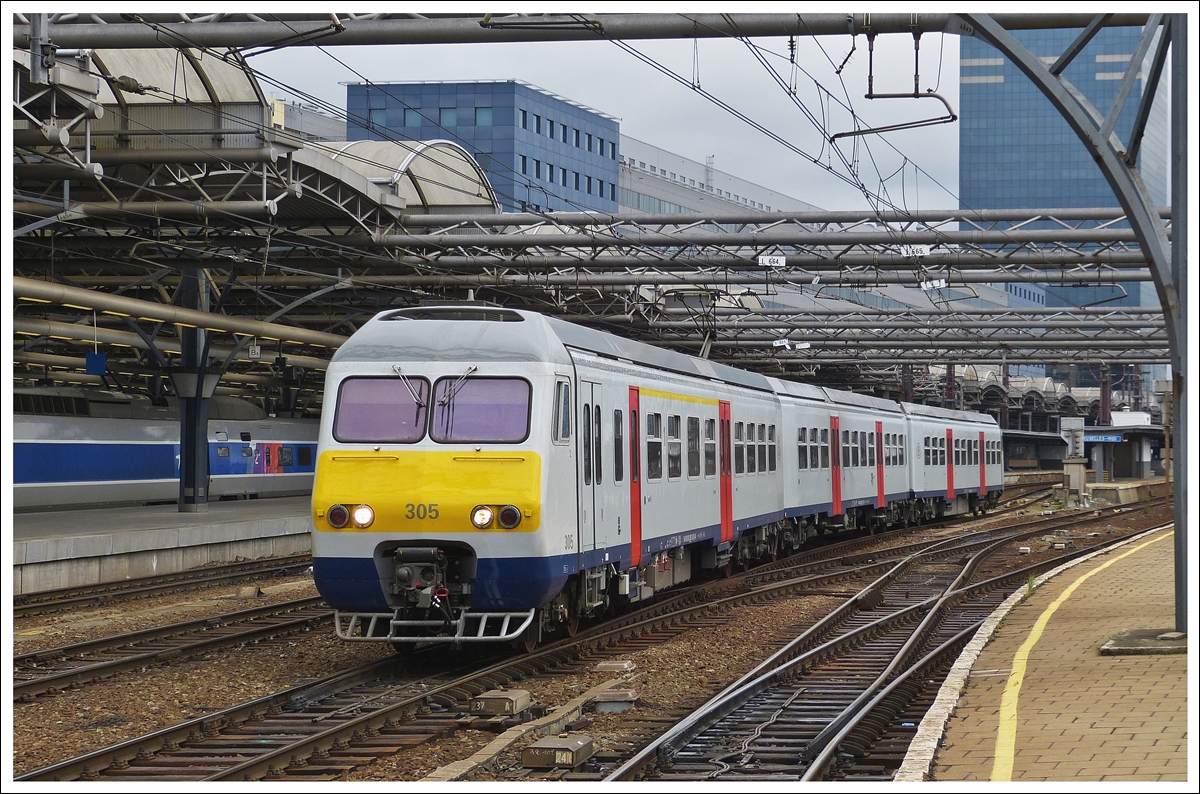 . Der renovierte Break AM80 305 verlässt am 12.05.2013 den Bahnhof Bruxelles Midi. Es ist schon fast eine Sensation einen so sauberen Break vor die Linse zu bekommen. (Hans)