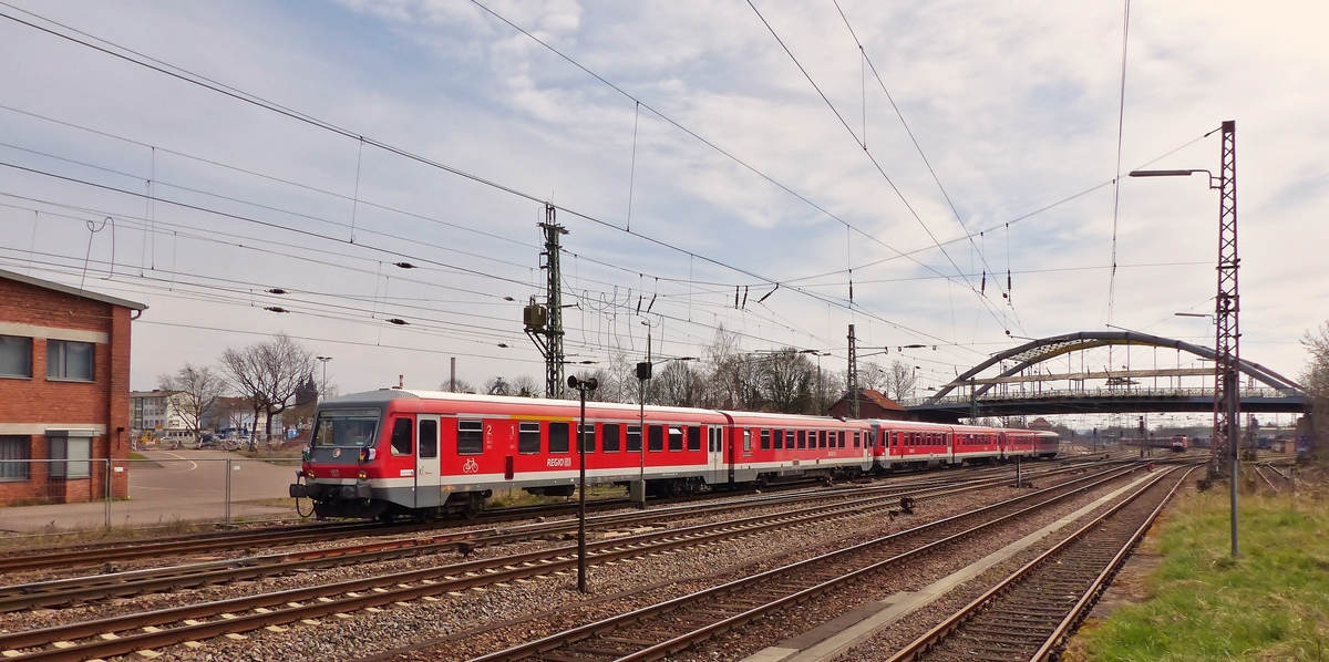 . Der Sonderzug zum Karfreitagsmarkt im lothringischen Bouzonville (628 493-8 + 628 487-0 + 628 594-0) hat am 03.04.2015 den Bahnhof von Dillingen/Saar verlassen und wird bald auf die Niedtalbahn, die Bahnstrecke 3212 (Bouzonville - Grenze Niedaltdorf - Dillingen Saar) einbiegen. (Jeanny)