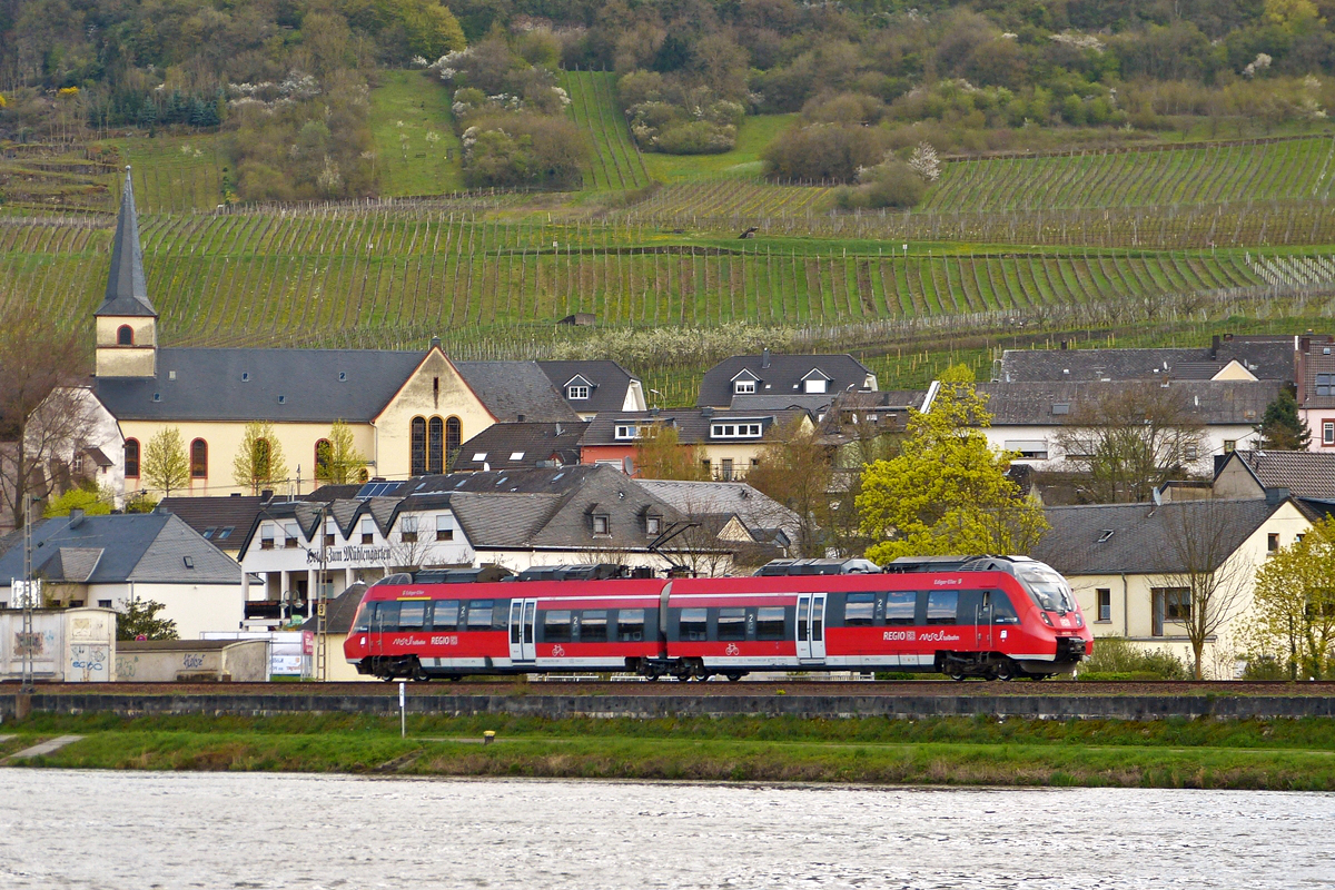 . Der zweiteilige Triebzug der BR 442 hat am 17.04.2016 die Haltestelle Nittel an der Obermoselstrecke verlassen und fährt nun in Richtung Perl weiter. Die Nummer konnte ich nicht entziffern, nur den Namen des Zuges: Ediger-Eller. Dieser Name rief natürlich sofort wunderschöne Erinnerungen auf den Plan. ;-) (Hans)