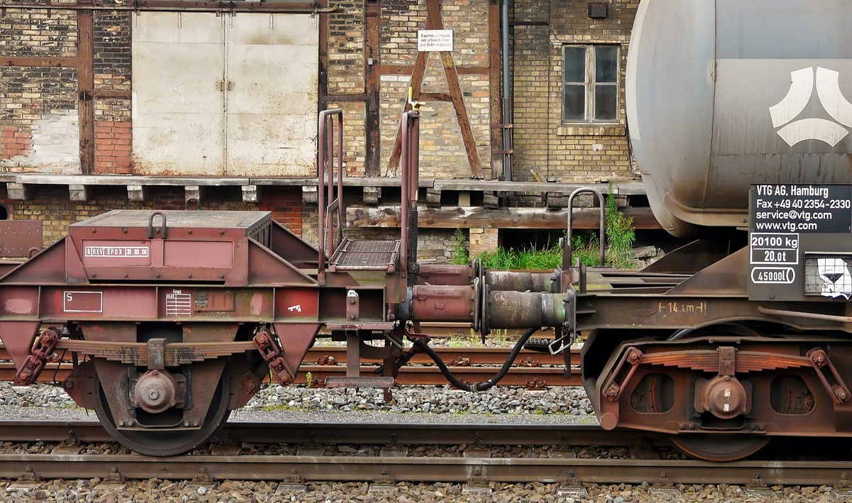 . Detailaufnahme von einem interessanten Wagen, welcher am 22.09.2011 in einem gemischten Gterzug eingereiht war, welcher durch den Bahnhof von Stralsund fuhr. Dabei handelt es sich um einen Kuppelwagen der Gattung Us mit der Nummer 42 60 9100 206-6 ? DB Us. 

Zur Befrderung sowjetischer Gterwagen mit SA-3-Kupplung (eine halbautomatische Mittelpufferkupplung) baute die DR im Raw Leipzig ab 1984 insgesamt 450 Kuppelwagen, die, zum Teil schnelllauffhig, als U(s) mit den GSNR 9083 und 9084 bezeichnet wurden. Diese mit Ballast beladenen Kesselwagenuntergestelle wurden ursprnglich mit SA3-Kupplung fr in Mukran umgespurte russische Gterwagen gebaut. Die Seite mit der greren Ballastmasse trug die SA3-, die andere die Schraubenkupplung. (Hans)