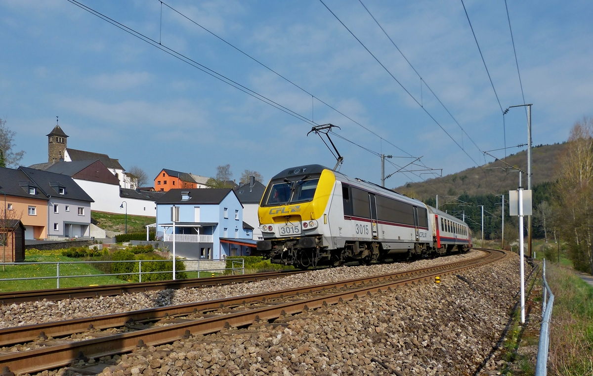 . Die 3015 zieht am 11.04.2014 den IR 113 Liers - Luxembourg durch Drauffelt, kurz bevor sie die Haltestelle erreicht. (Jeanny)