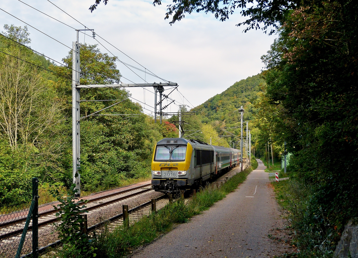 . Die 3016 zieht den IR 113 Liers - Luxembourg die letzen Meter der Wiltz entlang, bevor er Goebelsmhle erreicht. Dort mndet die Wiltz in die Sauer. 20.09.2014 (Hans)