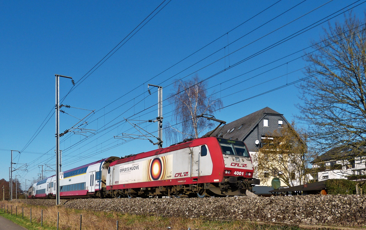 . Die 4001 mit ihrer Werbung fr die Ausstellung  Eppur si muove  zieht am 16.02.2016 die RB 3538 Diekirch - Luxembourg ber die Nordstrecke in der Nhe von Rollingen/Mersch. (Hans)