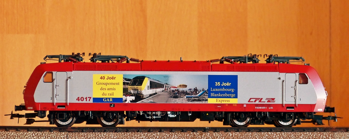 . Die 4017 mit der Werbung fr den luxemburgischen Bahnverein G.A.R (Groupement des Amis du Rail) gibt es jetzt auch in H0. 10.07.2015 (Hans)

So sah die Lok  in gro  aus:

http://hellertal.startbilder.de/bild/Deutschland~E-Loks~Auslandische+Loks/298608/am-morgen-des-05102013-bei-stroemenden.html