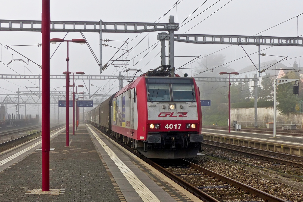 . Die 4017 zieht am 19.10.2014 einen Gterzug durch den noch im Nebel liegenden Bahnhof von Wasserbillig. (Jeanny)