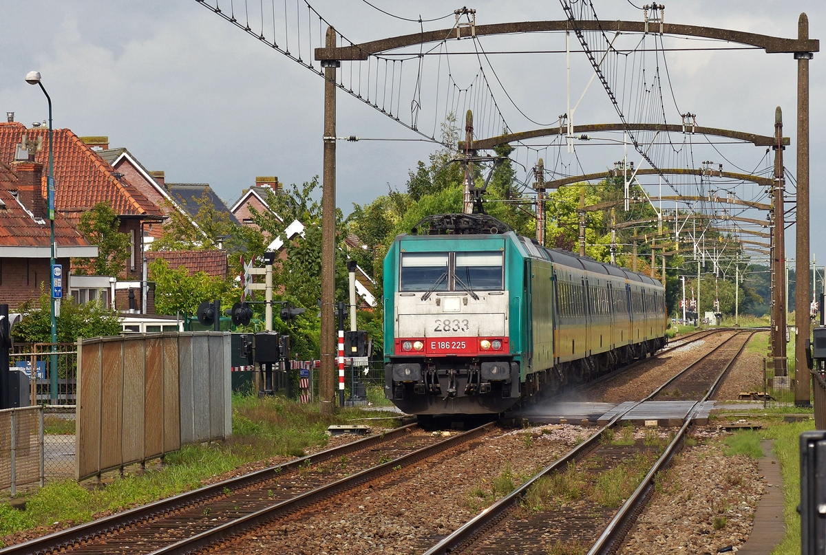 . Die von Alpha Trains gemietete SNCB HLE 2833 zieht am 04.09.2015 den IC Benelux Amsterdam Centraal - Bruxelles Midi durch Zevenbergen. Zu meiner groen Freude stehen in Zevenbergen die schnen alten Fahrleitungsmasten noch. (Jeanny)