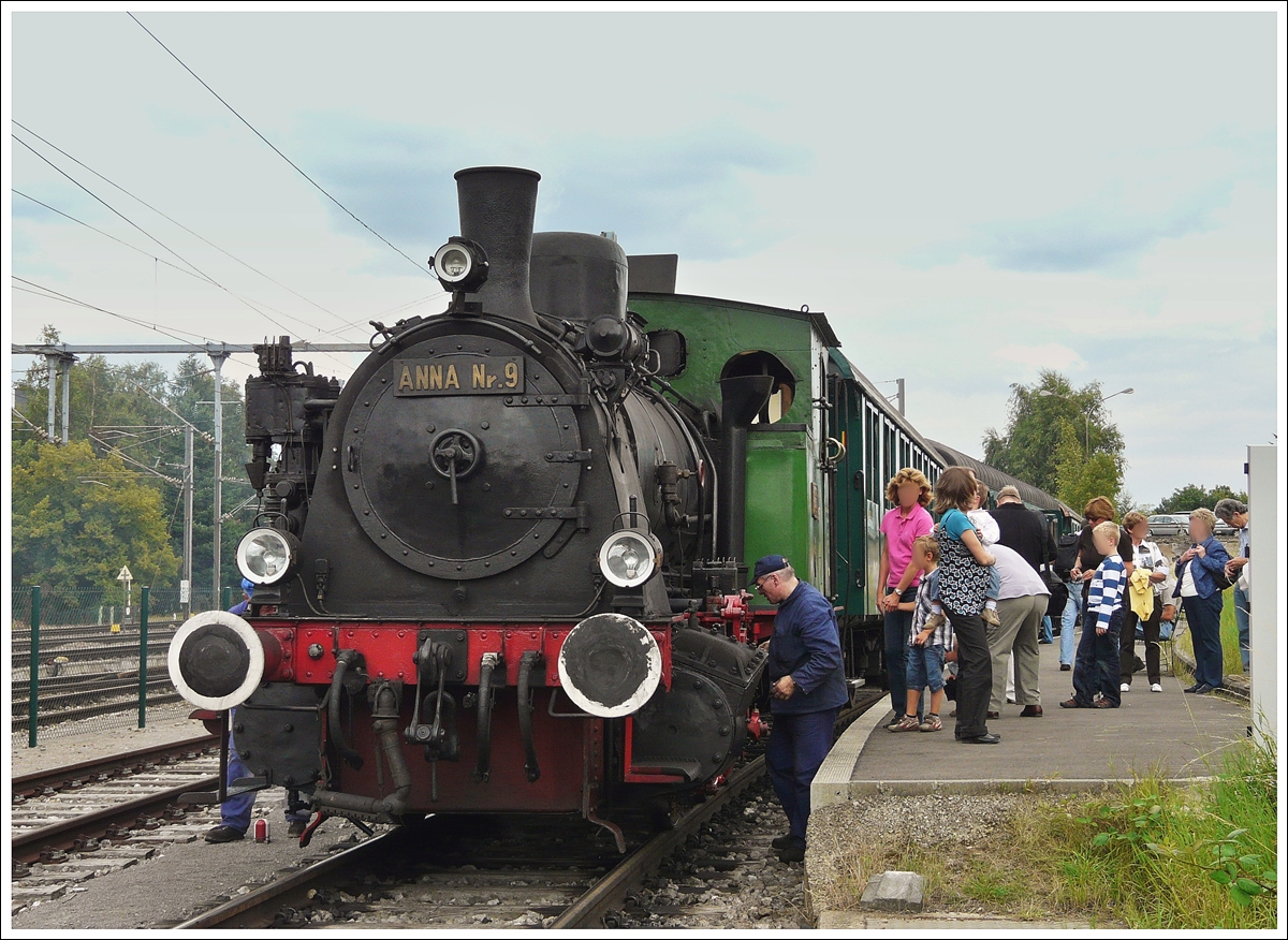 . Die AMTF Dampflok Anna N 9 steht am 17.08.2008 am Banhsteig der Museumsbahn Train 1900 in Ptange. (Jeanny)

Die Lokomotive Anna N 9, ist eine Lok des Typs Crefeld/C, Hohenzollern 2227, sie wurde im Jahre 1908 gebaut. Sie kam 1985 zum Museumsverein Train 1900 und ist ein Geschenk des Eschweiler Bergwerks-Vereins (EBV).



