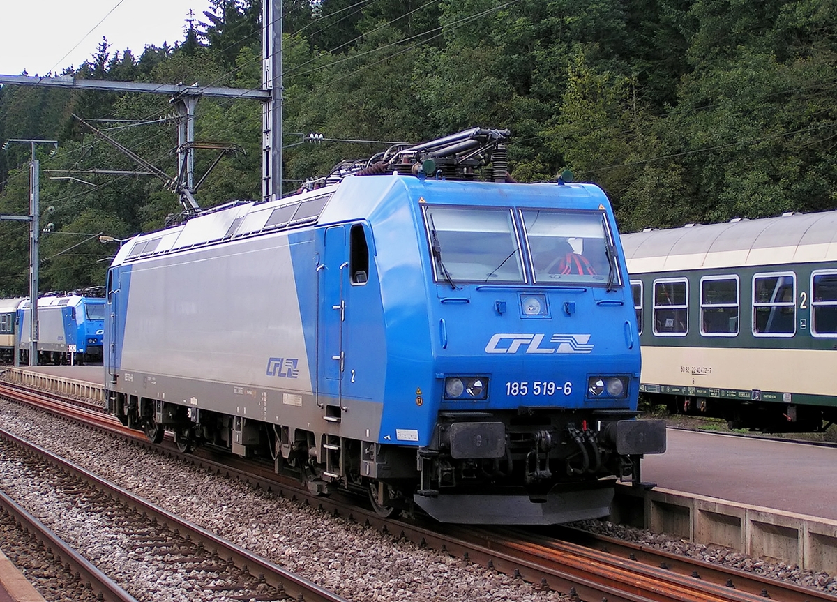 . Die blaue Persiode auf Luxemburgs Schienen - Wegen einer Streckensperrung musste am 31.08.2004 in Clervaux umgesetzt werden. Die Mietlok 185 519-6 konnte bei diesem Mannver bildlich festgehalten werden. (Hans)

Diese Lok wurde 2003 unter der Fabriknummer 33535 bei Bombardier in Kassel gebaut. Sie fuhr vom 22.07.2003 bis zum 08.05.2006 fr die CFL und war von Locomotion Capital gemietet.