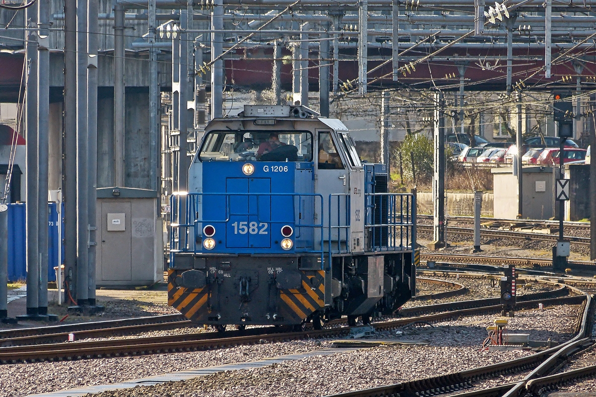 . Die CFL Cargo 1582 macht eine kurze Pause im Bahnhof von Luxemburg. 24.02.2014 (Hans)