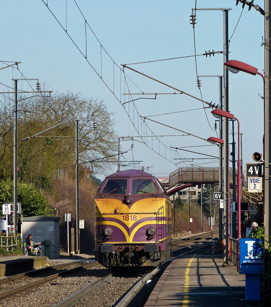 . Die CFL Cargo 1818 dieselt solo am 24.02.2014 durch den Bahnhof von Schifflange. (Jeanny)