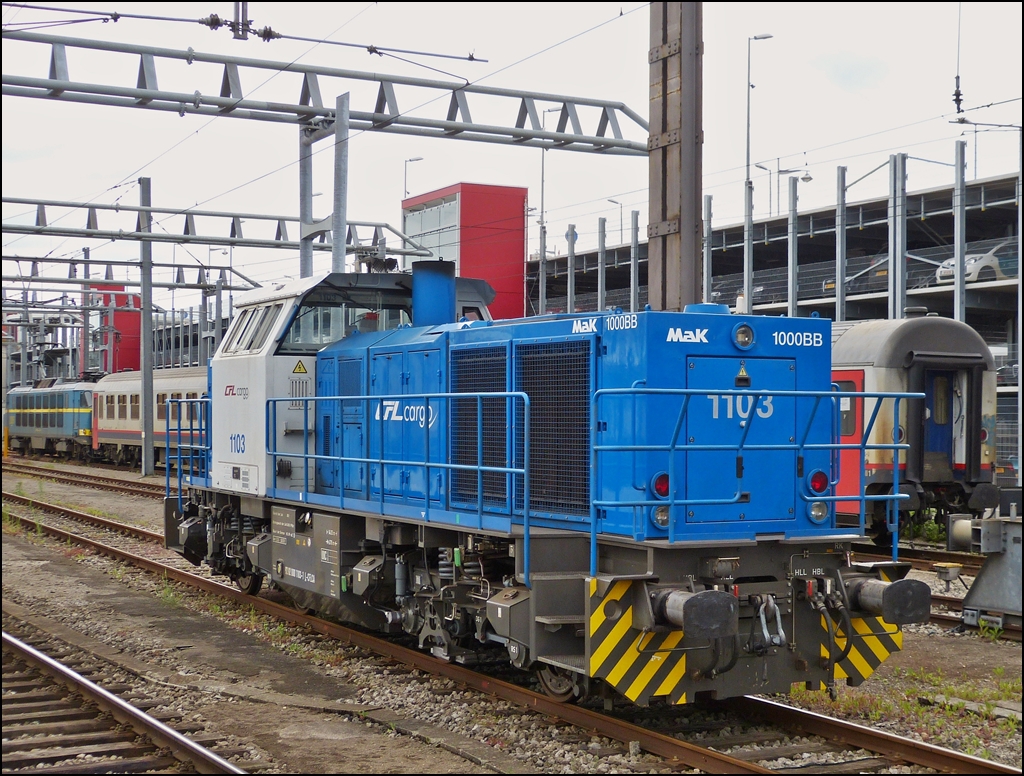 . Die CFL Cargo Rangierlok 1103 war am 14.06.2013 im Bahnhof von Luxemburg abgestellt. (Hans)

Die MaK G 1000 BB ist eine dieselhydraulische Lokomotive der Vossloh Locomotives GmbH und wird seit dem Jahr 2002 gebaut. Ihre Achsfolge ist B’B’. Sie hat eine Leistung von 1.100 kW und erreicht eine maximale Geschwindigkeit von 100 km/h. Je nach Ausrstungsvariante bringt sie es auf eine Dienstmasse von wahlweise 72 t oder 80 t. Dabei erreicht sie eine Anfahrzugkraft von 259 kN. Ihr Tankinhalt betrgt 3.000 l. Zudem soll die Lok geringe Abgas- und Geruschemissionen aufweisen.

Die technischen Daten und der Lebenslauf der 1103:


Hersteller: Vossloh  
Typ: G 1000 BB 	  	 
Fabriknummer: 5001529 	
Bauart: B'B'-dh 	  	 
Baujahr: 2004 	
Spurweite: 1435 mm 	  	 
EBA-Nummer: EBA 02G23K 008 	  	  	  



20.07.2004: Auslieferung an ATC - Angel Trains Cargo NV/SA, Antwerpen (B)  
20.07.2004 - 30.06.2007: Vermietung an CFL - Socit Nationale des Chemins de Fer Luxembourgeois (L)   1103  
01.01.2007: Vermietung an CFL Cargo S. A., Esch-sur-Alzette (L)   1103  (NVR-Nummer: 92 82 0001 103-1 L-CFLCA) 
01.01.2010: Alpha Trains Belgium NV/SA, Antwerpen (B)  
29.10.2012: Untervermietung an CFL Cargo Deutschland GmbH, Niebll (D)   1103 
Sie scheint aber jetzt wieder in Luxemburg zu sein. ;-)
