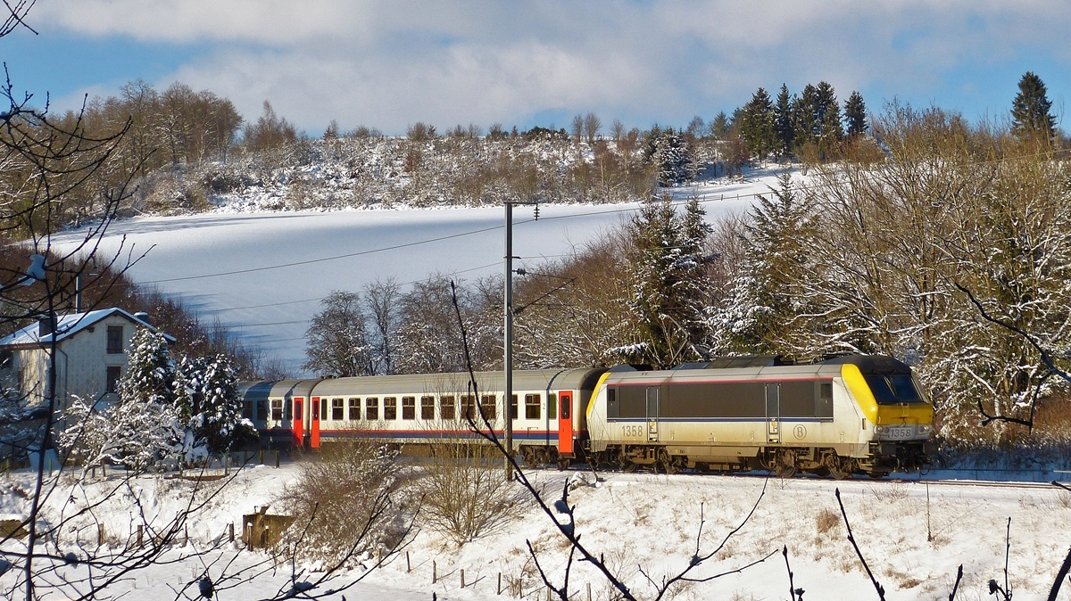 . Die Lcke wird immer kleiner und macht das Fotografieren der Zge ohne strendes Beiwerk zur Gratwanderung -  Zwischen Maulusmhle und Sassel konnte ich den IC 112 Liers - Luxembourg, gezogen von der SNCB HLE 1358 am 17.01.2017 von der Strae aus noch in extremis ablichten. (Hans)