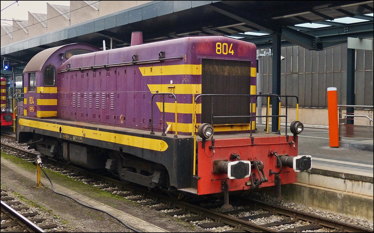 . Die Restaurierung der Diesellok 804 hat noch nicht begonnen und so prsentierte sie sich am 12.10.2013 in einem desolaten Zustand im Bahnhof von Luxemburg Stadt. (Hans)

Die interessante Geschichte der Srie 800 kann man hier nachlesen:

http://hellertal.startbilder.de/name/einzelbild/number/177298/kategorie/Luxemburg~Dieselloks~Sonstige.html