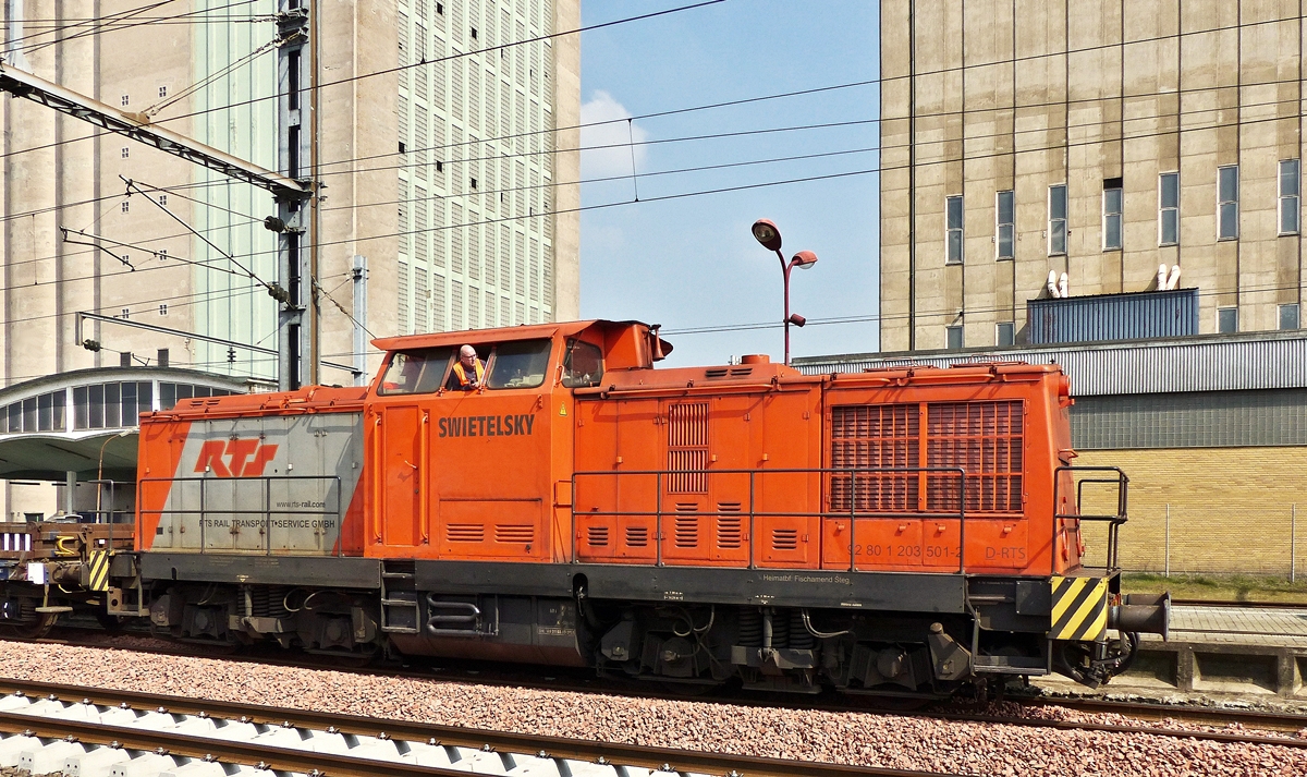 . Die RTS 203 501 (92 80 1203 501-2 D-RTS) posierte am 08.04.2015 im Bahnhof vom Mersch zum Portrait. (Jeanny)

Die Lok wurde 1971 bei LEW (VEB Lokomotivbau Elektrotechnische Werke „Hans Beimler“ Hennigsdorf) unter der Fabriknummer 12888 gebaut. Am 01.07.1971 wurde sie unter der Nummer 110 379-5 bei der Deutschen Reichsbahn (DR) in Betrieb genommen. 1984 erfolgte der Umbau in 112 379-3 im Bw Erfurt. 1992 wurde sie erneut umbenannt in 202 379-4. Unter dieser Nummer kam sie 1994 zur DB AG und 1999 zur DB Regio AG. Im Jahr 2000 erfolgte die z-Stellung und die Ausmusterung. Von 2001 bis 2010 war die Lok bei verschiedenen Gesellschaften, bevor sie am 01.04.2010 zu RTS - Rail Transport Service Germany GmbH, Mnchen kam und die Nummer 203 501 erhielt.