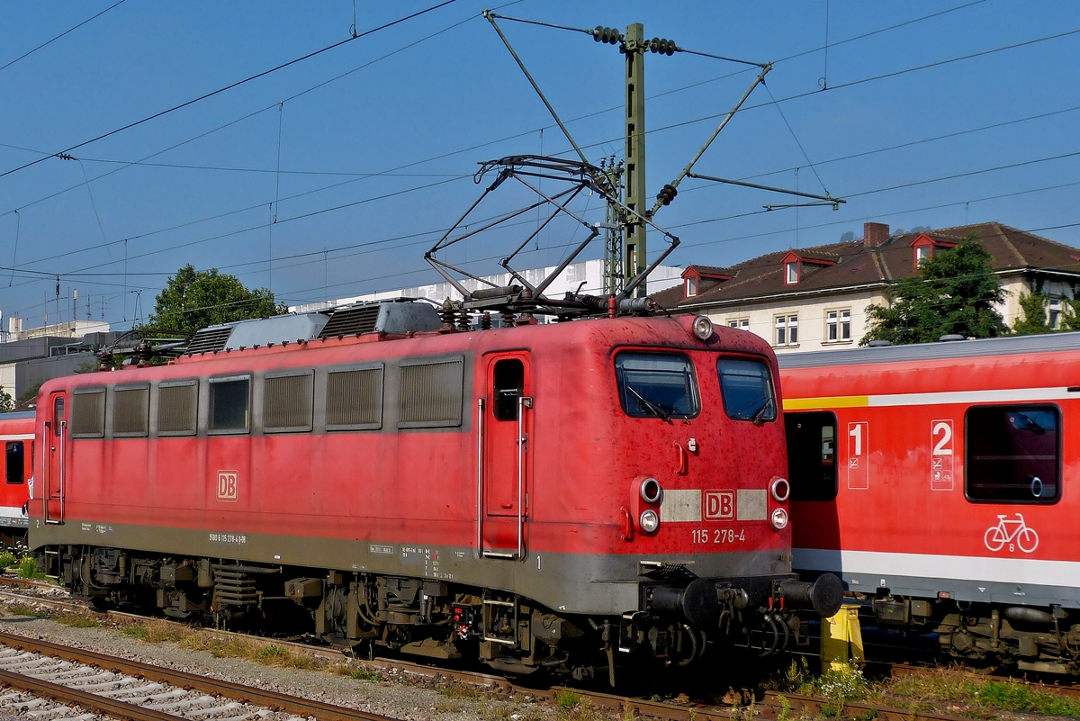 . Die schne 115 278-4 war am 18.09.2012 im Bahnhof von Singen (Htw) abgestellt. (Hans)

Kernangaben:
Abnahme: 01.03.1963
Beheimatung: Berlin-Rummelsburg (BRGB)
Besitzer: DB Fernverkehr AG
Hersteller: Krauss-Maffei 
Fabrik-Nr: 18947
Elektrik: SSW
Schaltwerk: W29T
Art der Sifa: mechanisch
Unterbaureihe: .2: 216 - 287
Lokkastenform: Kasten
Farbe: verkehrsrot	
Besonderheit: Erste 110er ohne Prfziffer auf der Front	


Lebenslauf:
01.03.1963 	Abnahme 	stahlblau 
                Beheimatung 	Nrnberg Hbf (NN)
23.05.1963 	Beheimatung 	Hannover (HH)
01.04.1965 	Beheimatung 	Hamburg-Eidelstedt (AE)
27.09.1973 	Beheimatung 	Dortmund Bbf (EDOB)
17.02.1978 	Beheimatung 	Hamburg-Eidelstedt (AE)
01.10.1979 	Beheimatung 	Dortmund Bbf (EDOB)
20.05.1984 	Beheimatung 	Kln-Deutzerfeld (KKD)
28.02.1986 	Revision 	E2.0, Opladen (KOPLX)
01.10.1990 	Revision 	E3.0, Opladen (KOPLX)
	Umlackierung 	orientrot
19.12.1997 	Revision 	E2.0, Dessau (LDX)
05.11.2000 	Beheimatung 	Stuttgart-Rosenstein (TS)
20.11.2000 	Beheimatung 	Dortmund Bbf (EDOB)
29.07.2002 	Revision 	IS703, Dessau (LDX)
	Umlackierung 	verkehrsrot
19.06.2008 	Verlngerung 1 	Dortmund, gltig bis 19.06.2009
01.01.2009 	Beheimatung 	Berlin-Rummelsburg (BRGB)
	Umzeichnung 	Aus 110 287–9 wird 115 287–4
26.05.2010 	Werkstattaufenthalt 	Werk BRGB, Fristarbeiten
06.08.2010 	Revision 	IS600, Berlin-Rummelsburg (BRGB)
11.11.2011 	Werkstattaufenthalt 	Werk Mnchen Hbf, 4 neue Radstze
24.07.2013 	Werkstattaufenthalt 	Berlin-Rummelsburg (BRGB), Fristarbeiten (IS540)
29.11.2013 	Werkstattaufenthalt 	Berlin-Rummelsburg (BRGB), Fristarbeiten
