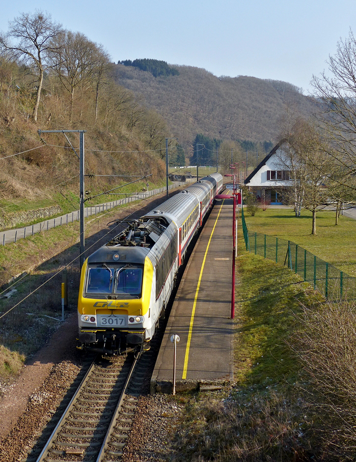 . Die Sonne und angenehme Temperaturen lockten uns am 18.03.2016 an die Bahnstrecke - In Michelau bot sich mir die Gelegenheit den IC 117 Luxembourg - Liers beim Verlassen der Haltestelle abzulichten. (Jeanny)