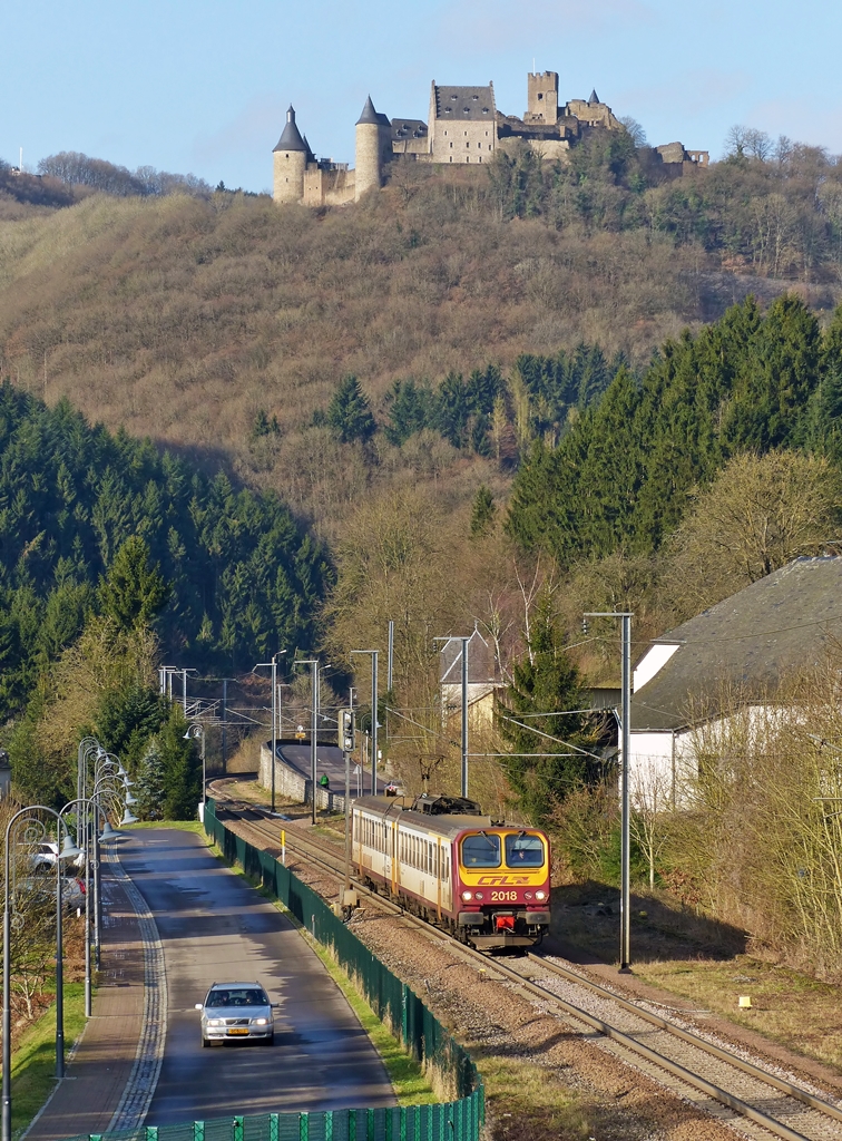 . Die Sonne lockte uns an die Bahnstrecke und so fuhren wir heute Nachmittag nach Michelau. Obwohl der hssliche Zaun noch immer im Bild strt, so machten wir doch die erfreuliche Feststellung, dass wenigstens die Bschung krftig abgeholzt wurde.

Als der RE 3787 Troisvierges - Luxembourg die Fotostelle erreichte, meinte auch noch ein Autofahrer, er msse genau in diesem Moment die Wohnsiedlung verlassen. ;-) 20.01.2015 (Jeanny) 