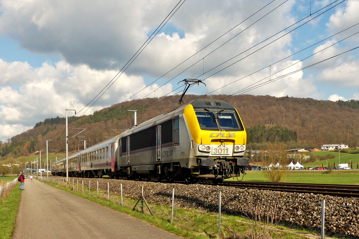 . Die Sonne lockte uns am 26.02.2016 an die Bahnstrecke zwischen Lintgen und Mersch. Pnktlich fuhr die 3011 mit dem IC 110 Liers - Luxembourg am Haken an den Fotografen in der Nhe von Lintgen vorbei. (Jeanny)