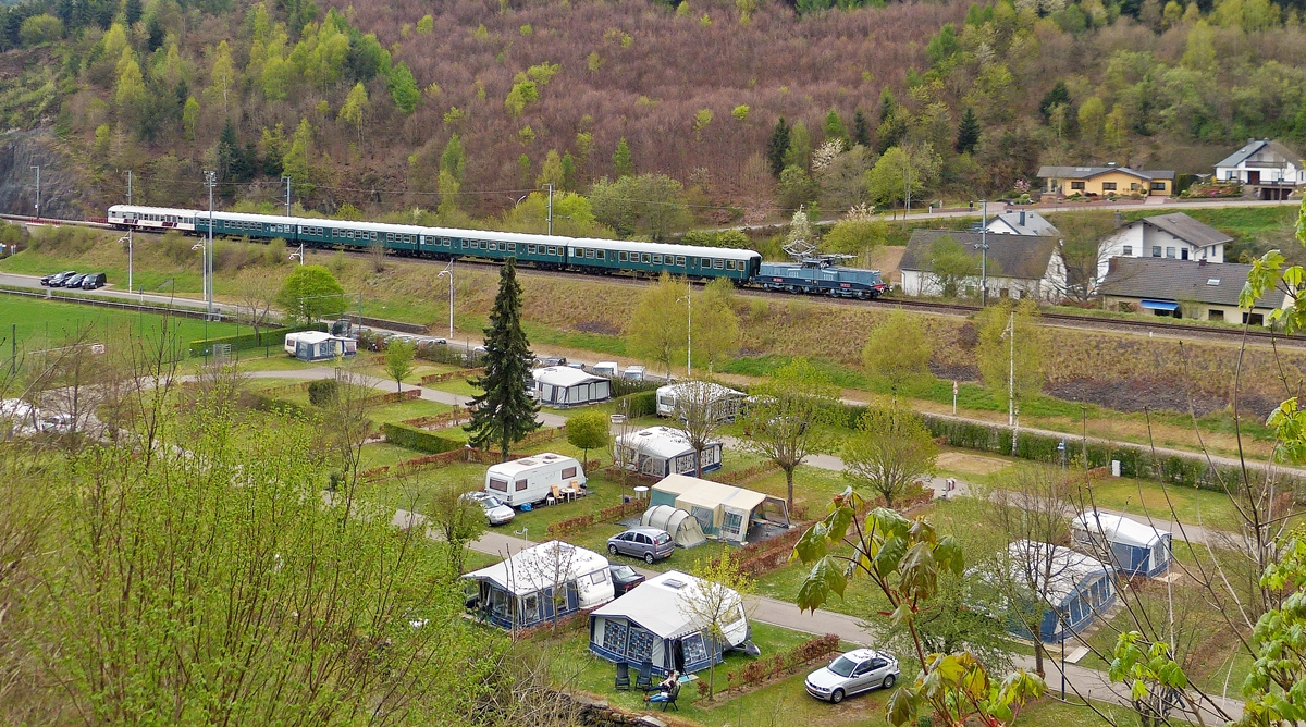 . Die Spannung stieg und die Fotowolke verdunkelte zusehends die vorher sonnenbeschienene Fotostelle, als um 13.25 Uhr der Sonderzug in Clervaux einfuhr. 

Whrend sich die Campinggste an der vorbeiflieenden Clerf erfreuten, zog die schne BB 3608 ihren Zug, bestehend aus 4 grnen Wegmann und dem Rendez-vous Wagen, an den ersten Husern von Clervaux vorbei. (Jeanny) 