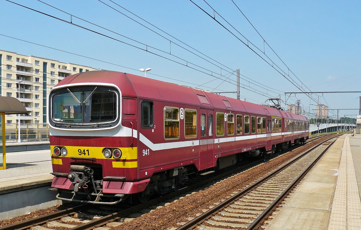 . Die Taucherbrille AM86 941 erreicht am 23.06.2010 als L Zug die Haltestelle Antwerpen-Luchtbal. (Hans)

Die Reihe AM 86-89 (auch Reihe 09) der Belgischen Staatsbahn (NMBS/SNCB) ist eine Baureihe von 120 km/h schnellen zweiteiligen Elektrotriebfahrzeug-Einheiten fr den Betrieb mit 3 kV Gleichstrom.

Die erste Bauserie von 35 Einheiten aus Trieb- und Steuerwagen entstand ab 1986. Bei der zweiten Tranche nahezu identischer Fahrzeuge wurden von 35 bestellten Einheiten bis 1991 letztlich nur 17 ausgeliefert. Die Fahrzeuge zeichnen sich insbesondere durch hohe Beschleunigungswerte aus, aufgrund der geringen Reibung gelten das Traktions- und Bremsverhalten der verhltnismig leichten Triebwagen jedoch als problematisch. Die Baureihe wird hauptschlich im Nahverkehr der NMBS/SNCB (insbesondere auf der Ligne 26) rund um Brssel eingesetzt.

Die Fahrzeuge sind mit automatischen Mittelpufferkupplungen des Systems Georg Fischer ausgestattet. Sie weisen 158 Pltze in der Zweiten und 40 Pltze in der Ersten Wagenklasse auf. Als Novum im Fahrgastkomfort wurde bei dieser Serie erstmals die Sitzanordnung 2 + 2 verwendet, bis dahin hatten Zge des belgischen Nahverkehrs meist die Sitzanordnung 2 + 3. Wegen der charakteristischen Stirnfront aus Polyester haben die Fahrzeuge den Spitznamen Duikbril (=Taucherbrille) erhalten.

Die Fahrzeuge der Srie 86 werden auf folgenden Strecken eingesetzt:

Halle–Vilvoorde
Halle–Etterbeek–Mechelen
Geraardsbergen–Halle–Etterbeek–Mechelen
Mechelen–Leuven
Louvain-la-Neuve–Leuven
Antwerpen–Lier–Aarschot–Leuven
Antwerpen–Mechelen–Brssel

Die technischen Daten der Srie 86:

Nummerierung: 901–952
Anzahl: 52
Hersteller: La Brugeoise et Nivelles
Baujahr(e): 1988–1991
Achsformel: Bo'Bo'+2'2'
Spurweite: 1435 mm (Normalspur)
Lnge ber Kupplung: 52.800 mm
Breite: 2800 mm
Dienstmasse: 106,0 t, davon
59,0 t (Triebwagen)
47,0 t (Steuerwagen)
Hchstgeschwindigkeit: 120 km/h
Stundenleistung: 688 kW
Strombertragung: Oberleitung
Anzahl der Fahrmotoren: 4