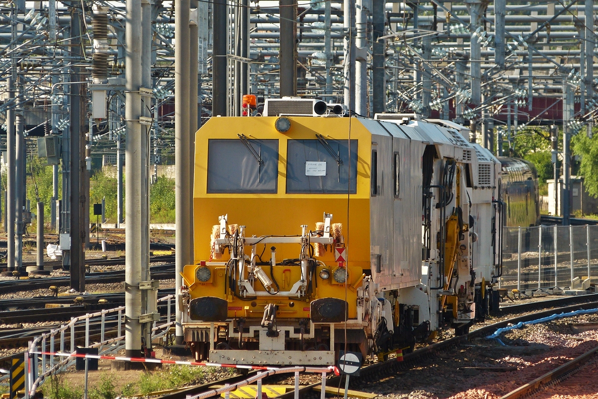 . Die Universal-Stopfmaschine Matisa B 66 UC (99 87 9 124 538-9) der Firma ETF Luxembourg S.A. vom anderen leider abgesperrten Bahnsteig im Bahnhof von Luxemburg aus fotografiert am 30.08.2015. (Hans)