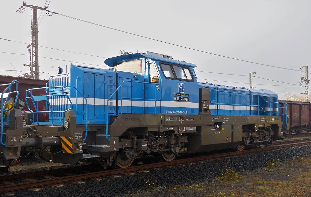 . Die Vossloh G 18-SP-018 (92 80 4180 000-6 D-SLG) der SLG Spitzke Logistik GmbH war am 02.11.2015 in der Nhe vom ICE Bahnhof in Montabauer abgestellt. Das Foto wurde von einem ffentlichen Parkplatz aus aufgenommen. (Hans)