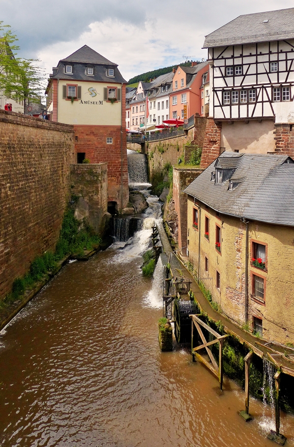 . Die Wasserfarbe der Leuk in Saarburg lsst das morgentliche Gewitter noch erahnen. 23.06.2015 (Jeanny)