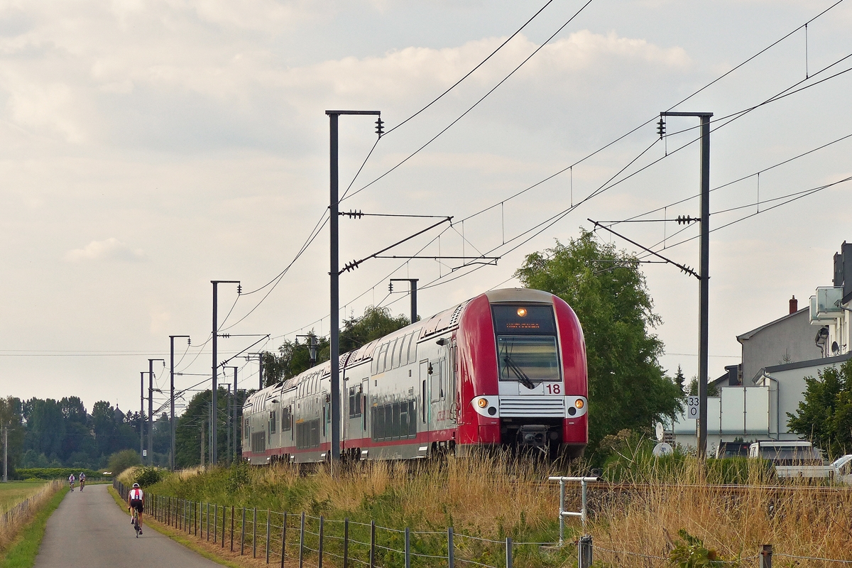 . Die wie neu glnzende Computermaus Z 2218 fhrt als RB 3542 Diekirch - Luxembourg durch das beschauliche Alzette Tal in Rollingen/Mersch am gut besuchten Wander- und Veloweg vorbei. 21.08.2015 (Jeanny)