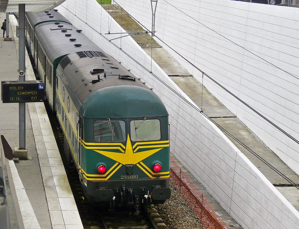 . Die wunderschne HLD 5910 (201.010) mit dem unverwechselbaren Sound verrichtete am 18.05.2008 Pendelfahrten zwischen dem Bahnhof Lige Guillemins und dem BW (Atelier) Kinkempois und konnte im Bahnhof Lige Guillemins bildlich festgehalten werden. (Jeanny)

Die Lok gehrt der SNCB und fhrt heute als Museumslok mit der Originalnummer 201.010 und in der ursprnglichen Lackierung mit dem gelben Stern an den Stirnseiten. 