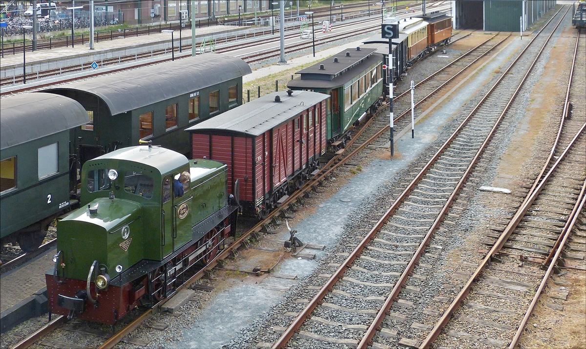 . Diesellok NTM 101, Bj 1935, gebaut bei Kromhout in Amsterdam, schiebt den Wagenzug in die Halle des Stoomtrammuseums. 28.09.2016