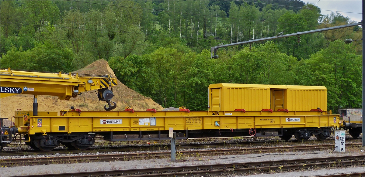 . Dieser Schutzwagen zu Gleisbaukran KRC 1200, Schweres Nebenfahrzeug (A-RTS 99 81 9377 004-2) auf welchem unter anderem der Hebearm des Gleiskranes abgestützt ist, war am 20.05.2016 im Bahnhof von Ettelbrück abgestellt.	