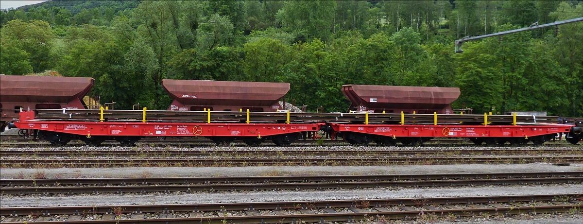 . Drehgestellflachwagen mit sechs Radstzen, mit Stirnwandklappen und klappbaren Ladeschwellen der Gattung Samms 710 im Doppelpack mit Schienen beladen stehen im Bahnhofsvorfeld von Ettelbrck. (Hans) 31.05.2016 