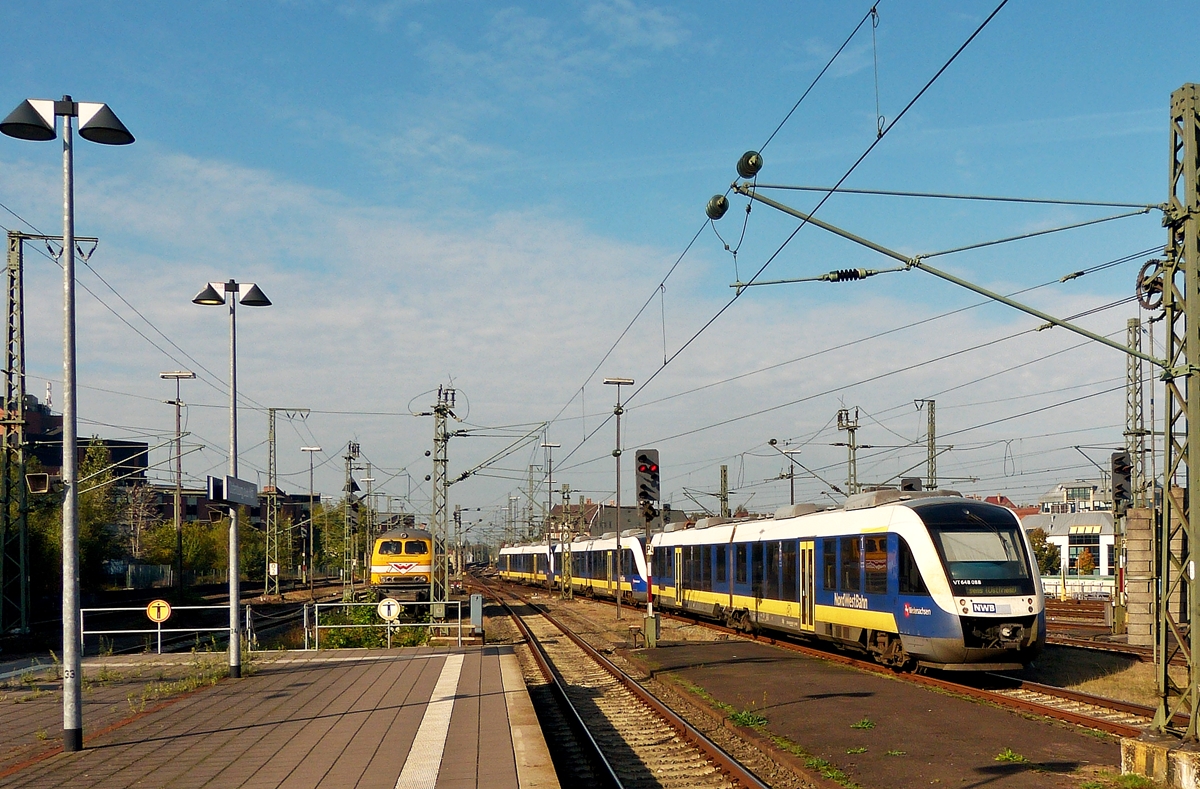 . Drei gekuppelte LINT 41 der NWB (NordWestBahn) verlassen am 11.10.2014 den Hauptbahnhof von Oldenburg (Oldb) vorbei an der WIEBE 216 122-2, welche leider den ganzen Tag vom Prellbock verdeckt abgestellt war. (Hans)