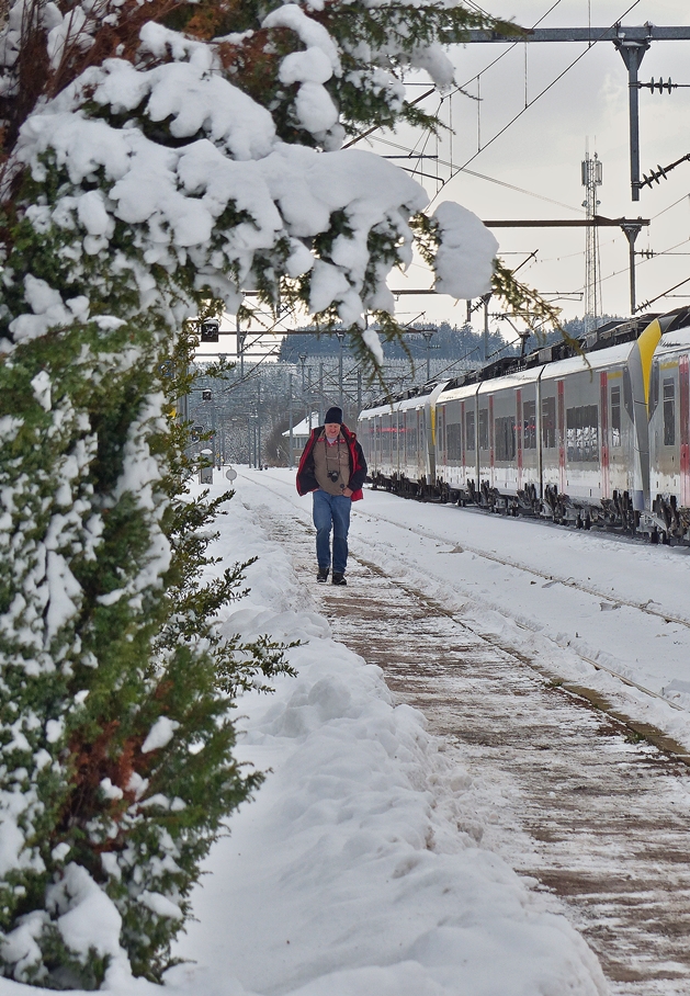 . Ein Bahnfotograf im tief verschneiten Bahnhof von Gouvy. 17.01.2016 (Jeanny)