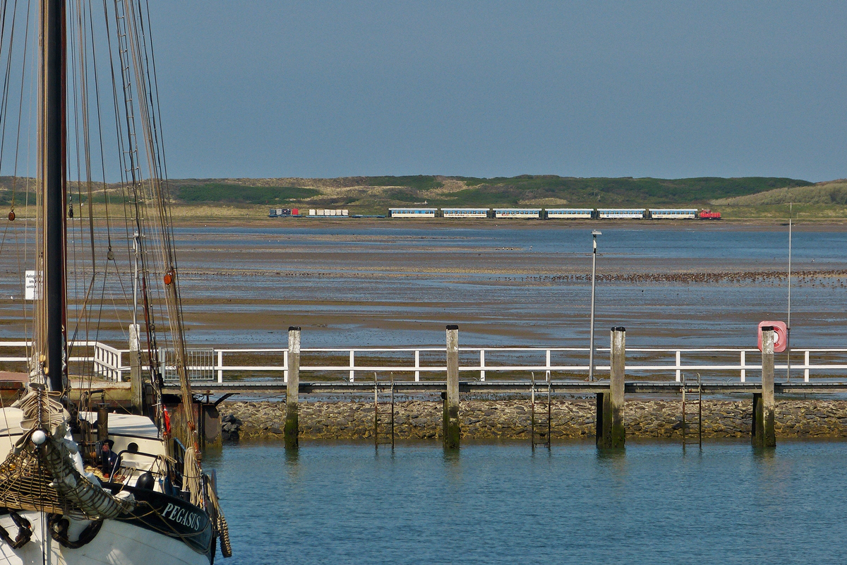 . Ein Blick von der Fhre von Wangerooge nach Harlesiel auf den Zug der Wangerooger Inselbahn. 07.05.2012 (Jeanny)