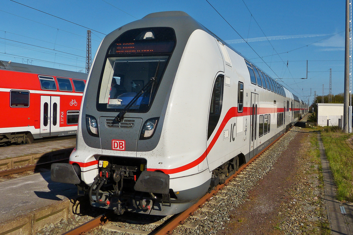 . Ein Bombardier Twindexx Vario Steuerwagen stand an der Spitze eines Intercity 2 am 01.05.2016 im Bahnhof von Norddeich. (Hans) 