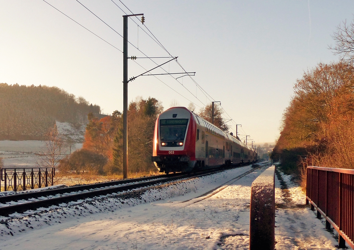 . Ein Hauch von Winter - Zum Glck kompensierte das schne Licht den Schneemangel an der Nordstrecke, als am 02.12.2017 der CFL Wendzug als RE 3739 Troisvierges- Luxembourg zwischen Sassel und Maulusmhle an mir vorbei brauste. (Jeanny)