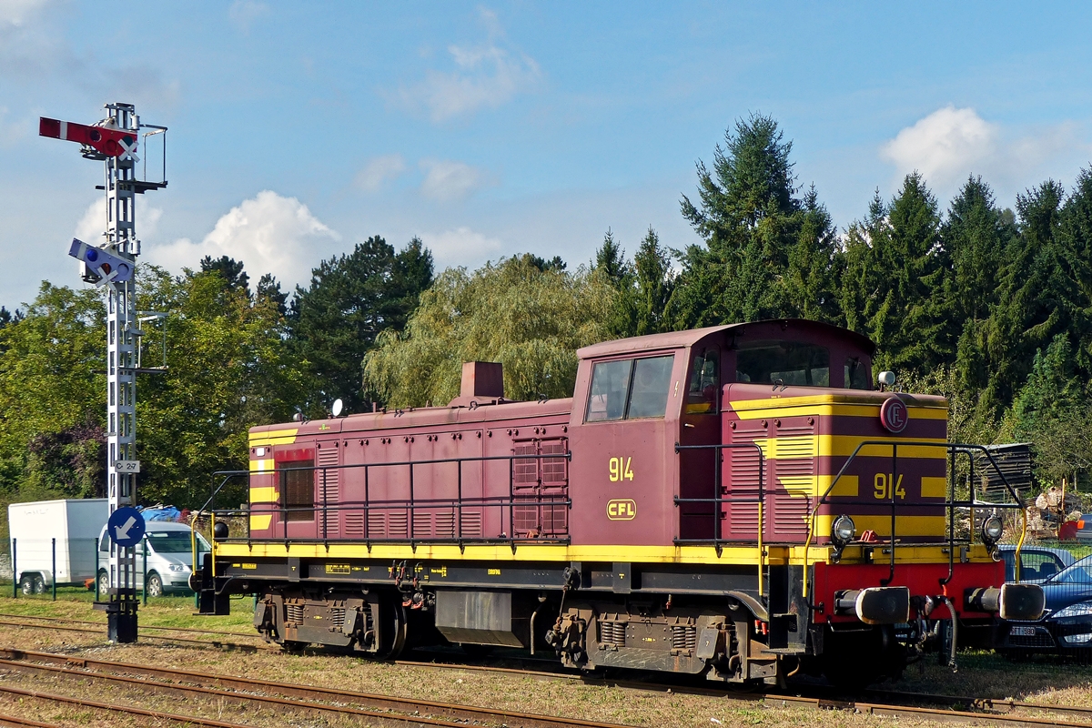 . Ein Kuriosum bei der Museumsbahn CFV3V (Chemin de Fer  Vapeur des 3 Valles) - Da die SNCF BB 63000 nahe verwandt sind mit den CFL Loks der Srie 900 wurde die SNCF BB 63123 (gebaut 1956 von Brissoneau & Lotz) kurzerhand als  CFL BB 914  umdekoriert. Eine 914 hat es bei der CFL aber nie gegeben, da es nur 13 Loks der Srie 900 gab (901 - 913). Das Bild enstand am 27.09.2014 im Bahnhof von Treignes. (Jeanny)