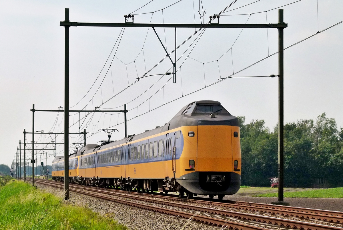 . Ein Nachschuss auf zwei gekuppelte NS Koploper (ICMm/Plan Z) auf der Strecke Roosendaal - Breda zwischen Etten-Leur und Bosschenhoofd. 02.09.2011 (Jeanny)