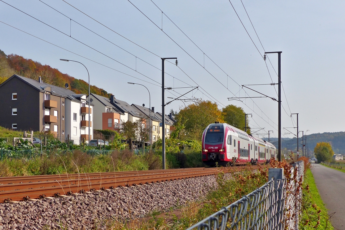 . Ein neues Gesicht auf der luxemburgischen Nordstrecke - Zur Freude der Fotografin war der CFL KISS Z 2310 am 16.10.2017 dazu auserkoren als RB 3614 Luxembourg - Diekirch durch das herbstliche Alzettetal zu verkehren. Hier durchfhrt er die Ortschaft Rollingen kurz bevor er den Bahnhof von Mersch erreichen wird. (Jeanny) 