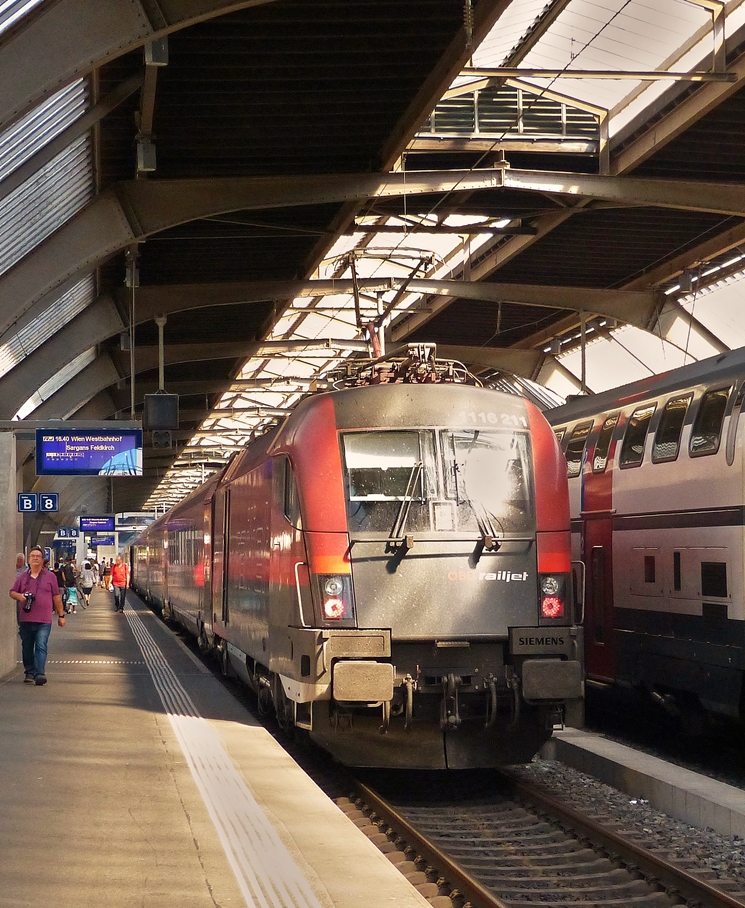 . Ein BB Railjet nach Wien Westbahnhof wird am 06.06.2015 von der 1116 211 aus dem Zrcher Hauptbahnhof geschoben. (Hans) 