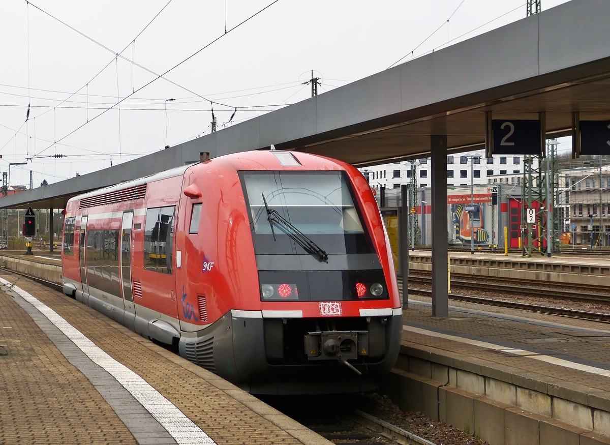 . Ein SNCF  baleine bleue  in DB verkehrsrot - Der Fahrzeugtyp X 73900 wird von TER Lorraine grenzberschreitend zwischen Frankreich und Deutschland eingesetzt. Zwei Fahrzeuge (X 73914 und 73915) gibt es in DB Rot, wenn auch DB Emblem schon etwas gelitten hat. 

Am 03.04.2015 stand der X 73914 im Saarbrcher Hauptbahnhof und konnte dort abgelichtet werden. (Hans)