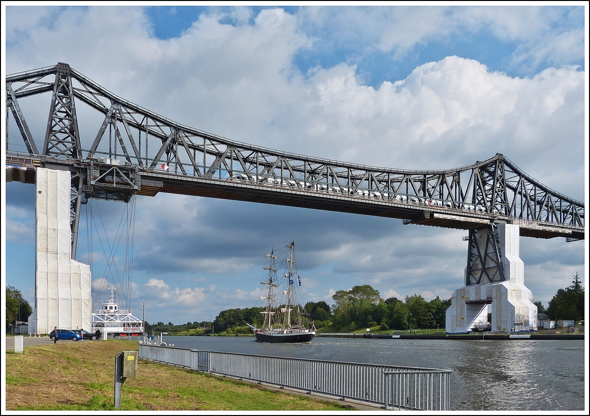 . Ein unbekannt gebliebener ICE-TD befhrt die Hochbrcke in Rendsburg, whrend untern das Segelschiff  Mercedes  ber den Nord-Ostsee-Kanal schippert. Links im Bild ist die Schwebefhre zu sehen. 18.09.2013 (Jeanny)