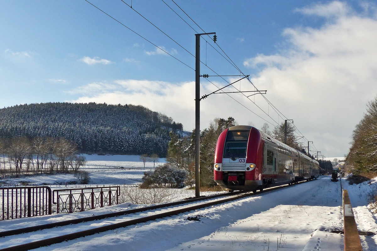 . Eine Computermaus hatte ich noch nicht an dieser Stelle und so war mein Glck heute doppelt gro, als der Z 2203 als RE 3839 Troisvierges - Luxembourg bei schnstem Sonnenschein in der Nhe von Maulusmhle an mir vorbeifuhr. 04.02.2015 (Jeanny)