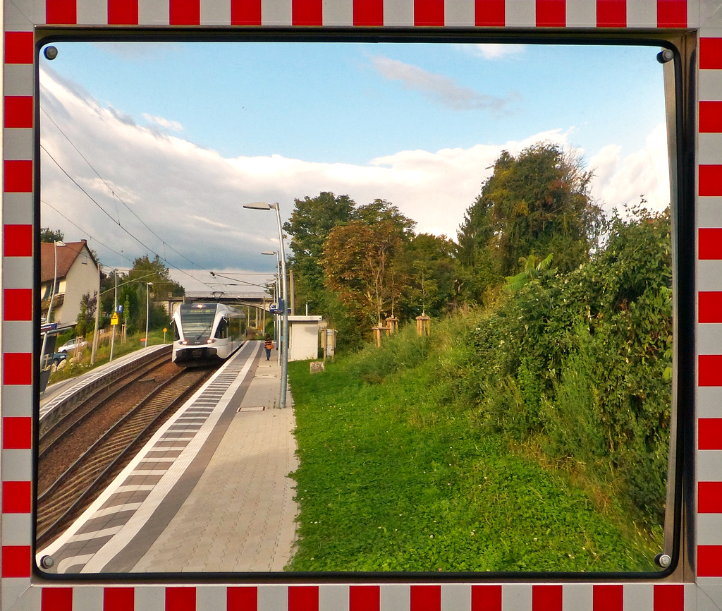 . Eine etwas andere Sicht auf die Haltestelle Bietingen mit einem einfahrenden Stadler GTW 526 der THURBO AG. 13.09.2012 (Jeanny)