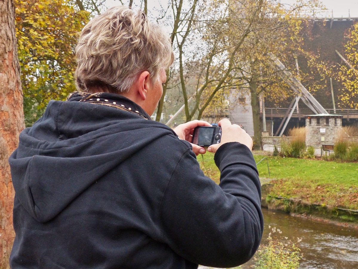 . Eine hoch konzentrierte Fotografin in Bad Nauheim. 01.11.2014 (Jeanny)