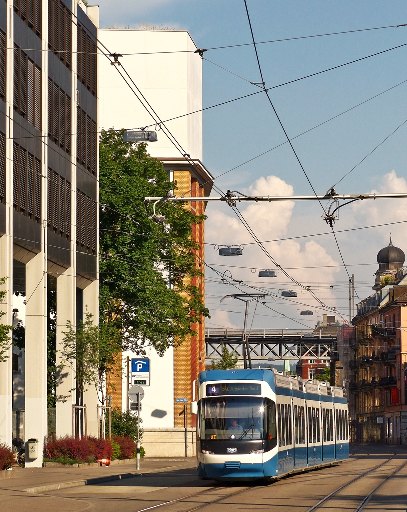 . Eine VBZ Cobra Tram (Be 5/6) fhrt im Abendlicht des 05.06.2015 in der Limmatstrasse in Zrich auf der Linie 4 zwischen den Haltestellen Dammweg und Escher Wyss Platz.(Jeanny)