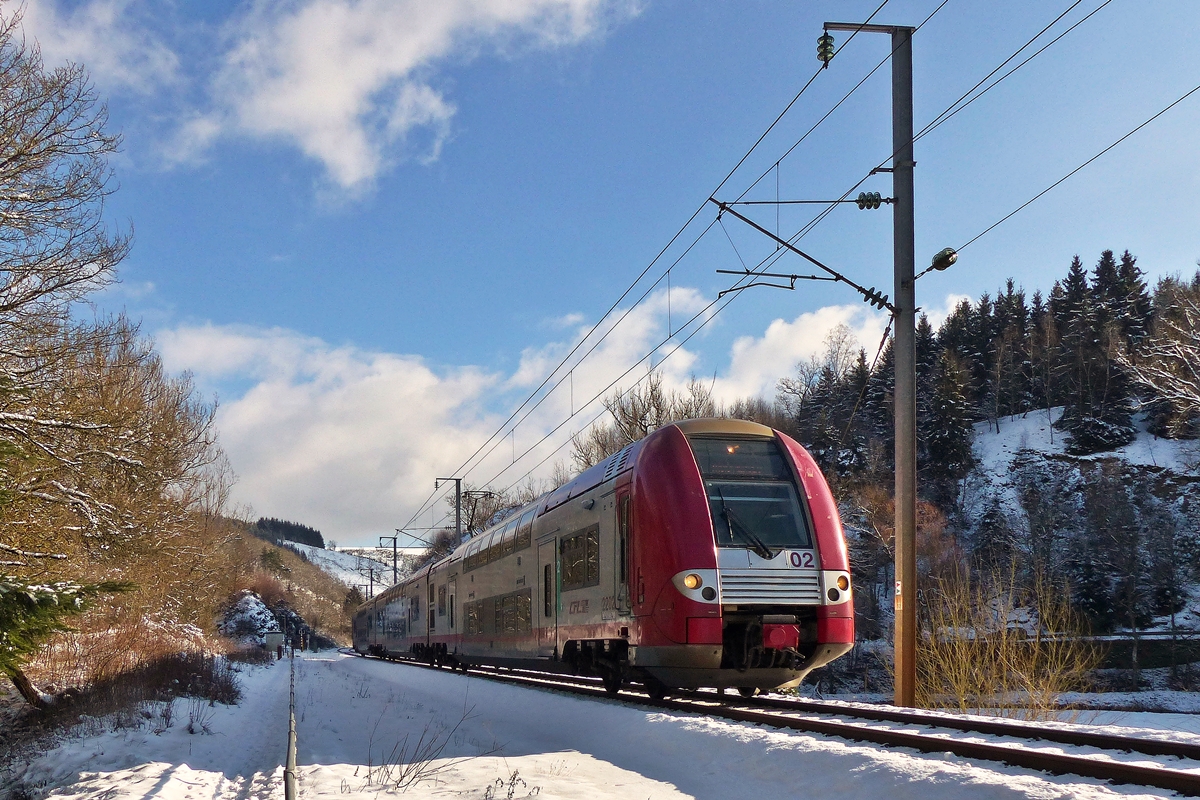 . Erinnerung an den Schnee - Die Computermaus Z 2202 fhrt als RE 3712 Luxembourg - Troisvierges in den Nhe von Maulusmhle dem Endbahnhof entgegen. 04.02.2015 (Jeanny)