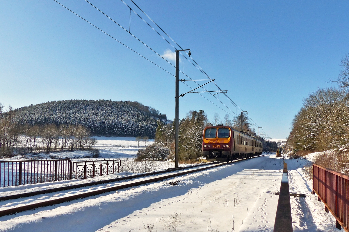 . Erinnerung an den Schnee - Der Z 2019 fhrt als RE 3838 Troisvierges - Luxembourg durch das verschneite und sonnige Tal der Woltz in der Nhe von Maulusmhle. 04.02.2015 (Jeanny)